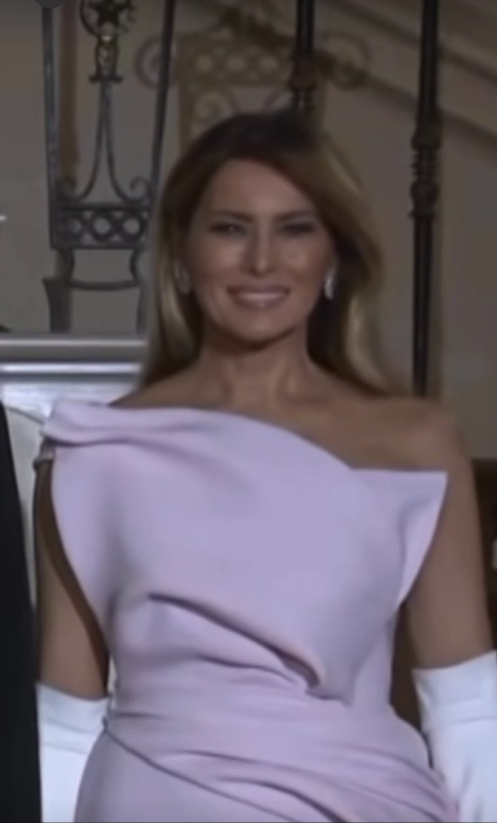 SaraJade_13's tweet image. #Melania ‘s  BL appeasement smiles. Why do mostly women do it? It’s used to placate more powerful individuals. It’s a fake smile whereby only the mouth is used and not the eyes. It’s akin to submitting, a white flag , to de-escalate conflict and to feel safe.