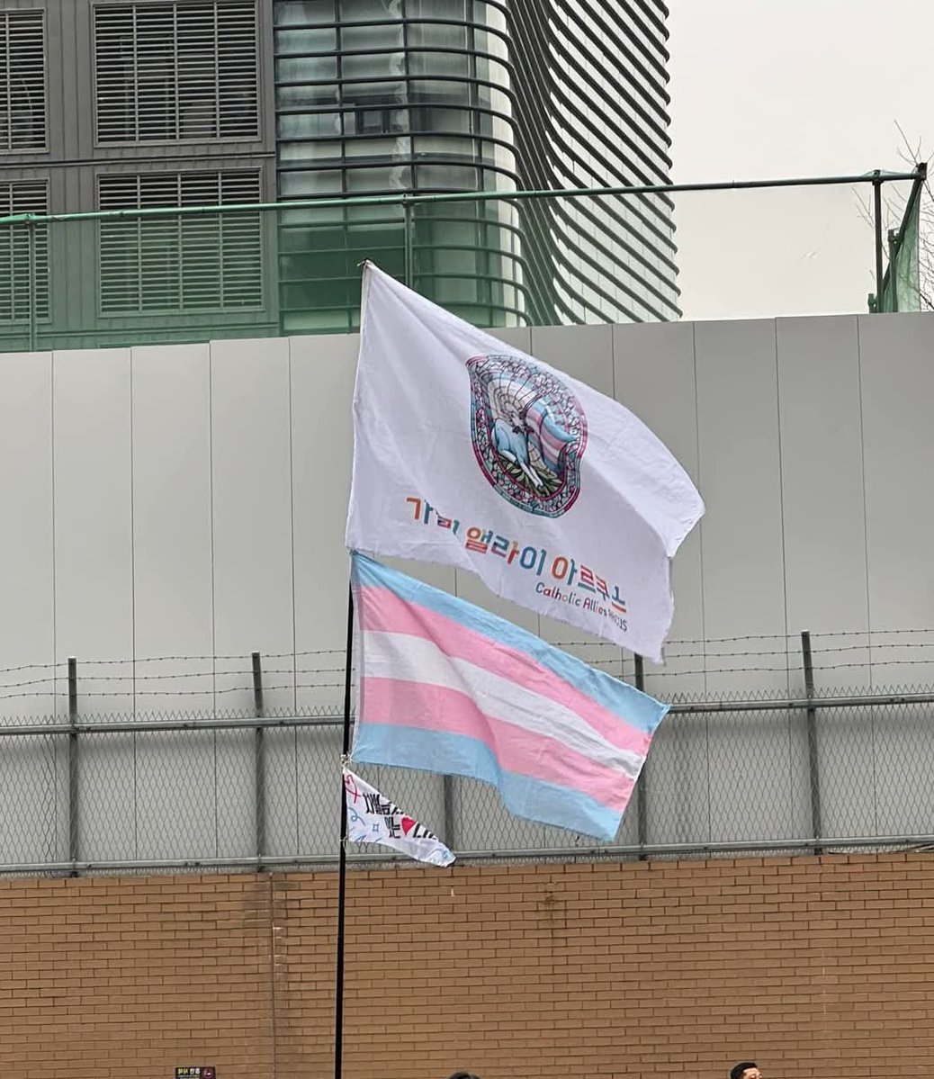 韓国からこの憲法大集会参加のため昨日日本に到着しました。 憲法の日が日曜日なので、ミサが終わって集会場所に行きます。トランスジェンダーフラッグをくわえている神様の子羊の旗を見たら挨拶してください。( ≧∀≦)ノ🏳️‍⚧️