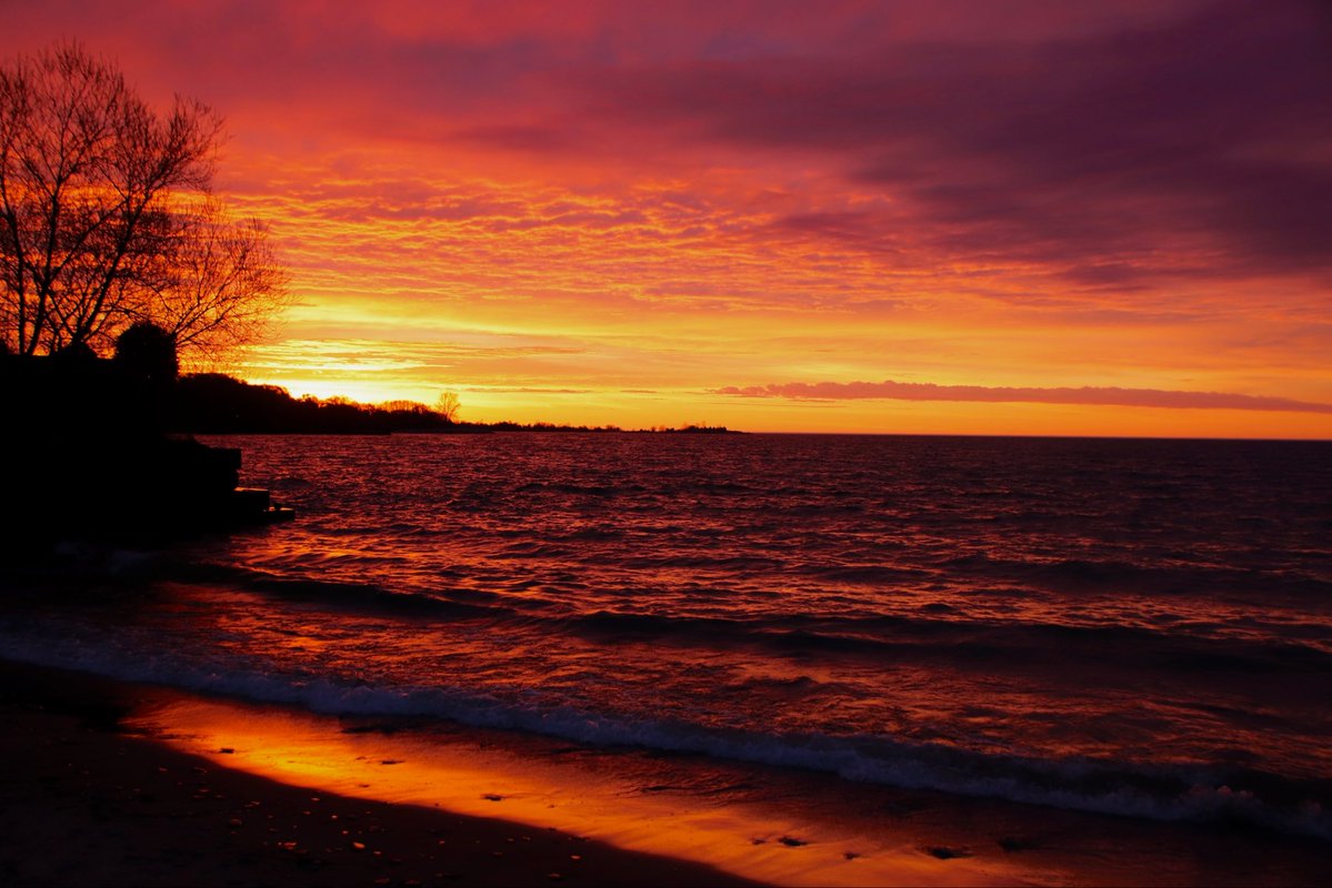JeffTaylorPics's tweet image. Yesterdays sunrise over Lake Ontario as seen from the shoreline of Marie Curtis Park in Etobicoke 
@weathernetwork @MurphTWN @YourMorning @NewsRadioTO @LakeOntario16 #sunrise #water @RachelSchoutsen @LOWaterkeeper @ETGuardian @snapdEtobicoke @LongBranchTO