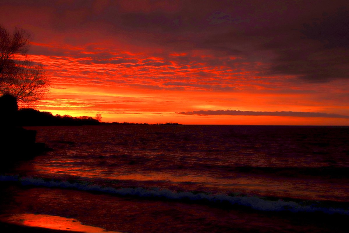JeffTaylorPics's tweet image. Yesterdays sunrise over Lake Ontario as seen from the shoreline of Marie Curtis Park in Etobicoke 
@weathernetwork @MurphTWN @YourMorning @NewsRadioTO @LakeOntario16 #sunrise #water @RachelSchoutsen @LOWaterkeeper @ETGuardian @snapdEtobicoke @LongBranchTO