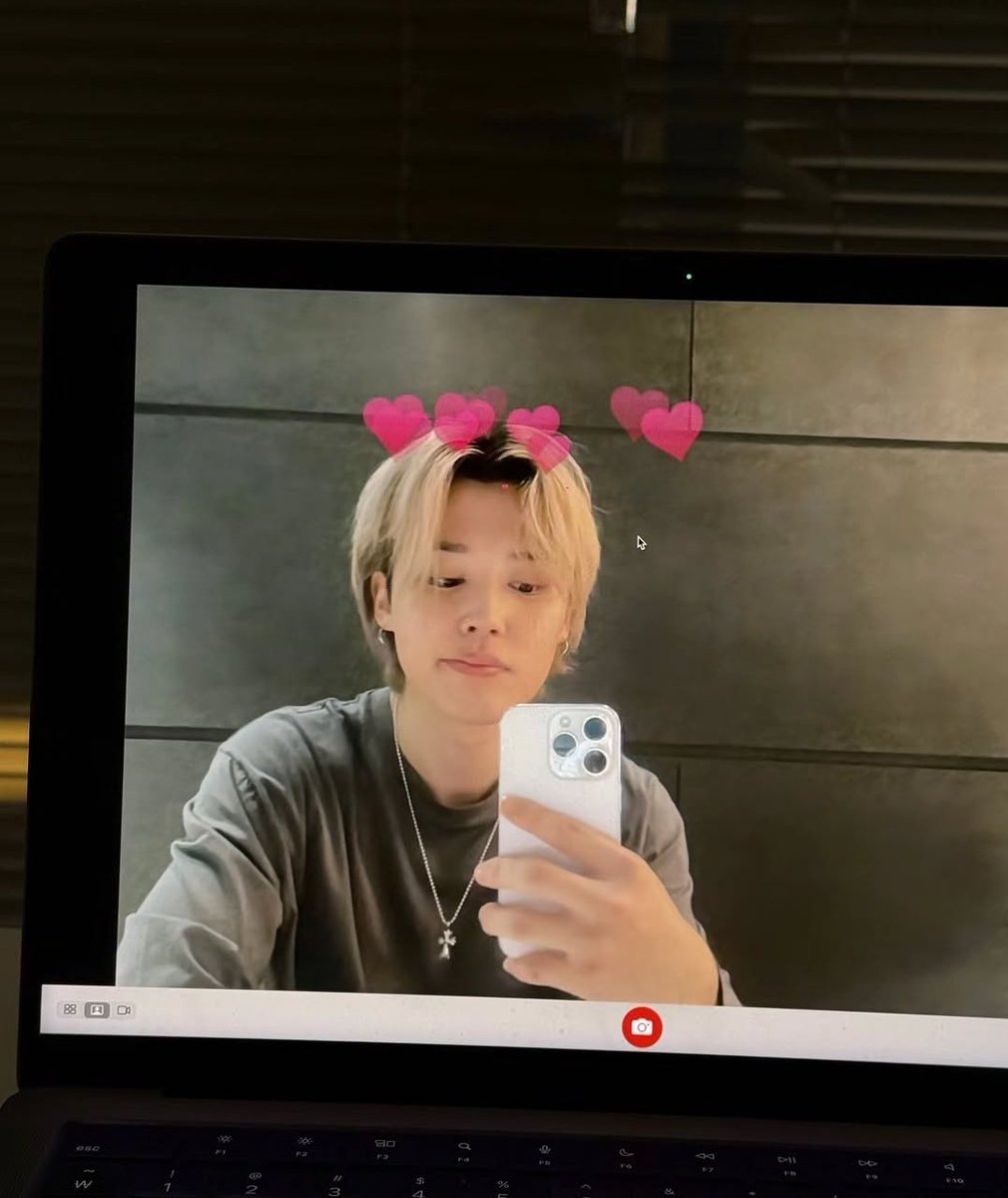 🐱 now it's kinda.. when i see you take selcas on the notebook, next to you i'm like... 🤨🙂‍↔️😮‍💨

so that means..... This selcas..... M we was..... next to him?