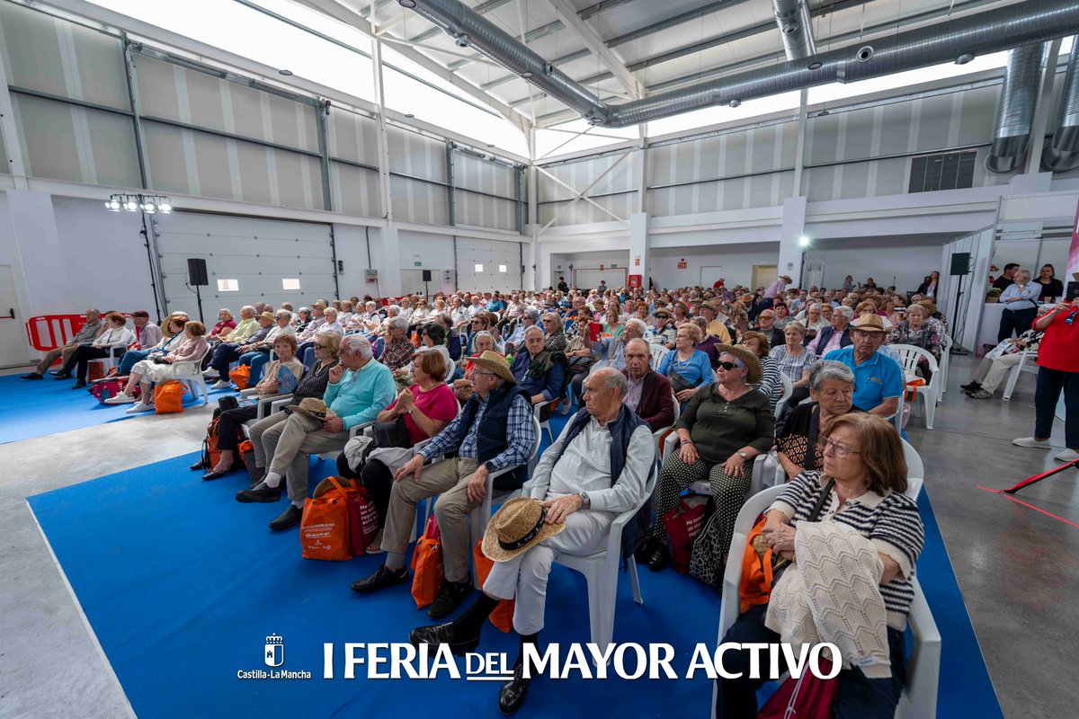 tunstall_es's tweet photo. 🤩 Qué satisfacción haber sido colaboradores de la I Feria del Mayor Activo de Castilla-La Mancha, un encuentro pionero a la hora de promover la participación social, la autonomía personal, los hábitos saludables y el bienestar de las #personasmayores 👴 👵.

➡️ La feria, celebrada en Azuqueca de Henares el pasado 24 y 25 de abril, contó en su inauguración con el presidente de @gobjccm de Castilla-La Mancha, Emiliano @garciapage  García-Page, y la consejera de @BienestarCLM Social, Bárbara @GarciaTorijano. Por parte de #TunstallEspaña asistieron el director de Operaciones, David Sánchez, y la responsable del servicio de teleasistencia que prestamos para el gobierno castellanomanchego, Arancha Ramos García.

🏢 💼 La feria reunió a más de 20 entidades sociales, administraciones, empresas y recursos vinculados a la #salud, el #bienestar, el ocio activo, la formación y la inclusión digital; y organizó un total de 35 actividades, entre ellas propuestas de taichí, gerontogimnasia, nutrición, estimulación cognitiva, talleres de nuevas tecnologías, risoterapia, turismo social y actividades culturales. A lo largo de los dos días de feria, participaron más de 1.500 personas.