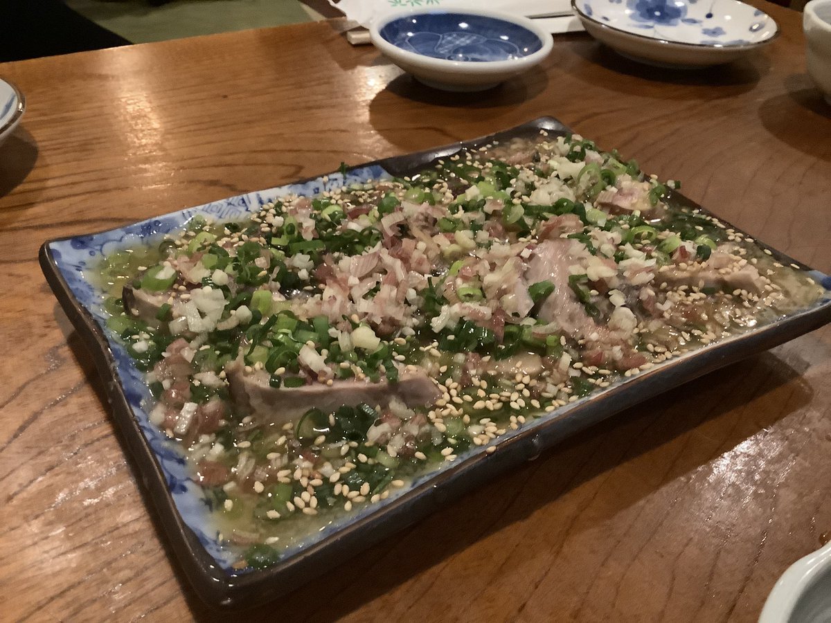 恵比寿のふらっと入った居酒屋。いいじゃない、こういうのでいいのよ。せせり焼き、ニラ玉、まぐろ中落ち、薬味たっぷりの鰹たたき。美味しい、お酒がすすむ。お酒は金陵常温二合徳利900円、最高です。居酒屋久美さん。