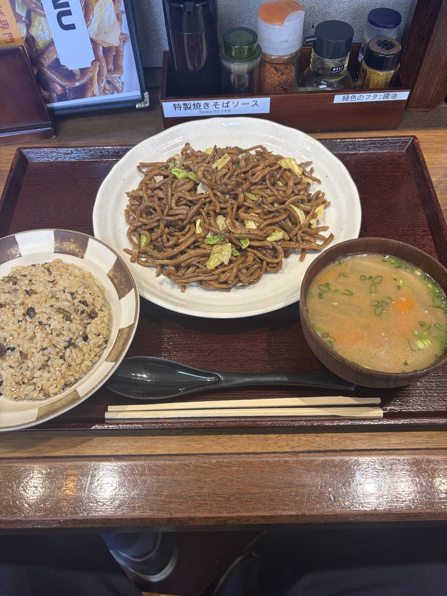 瓶ビールが合う極太ソース焼きそばと半チャーハン（高菜）