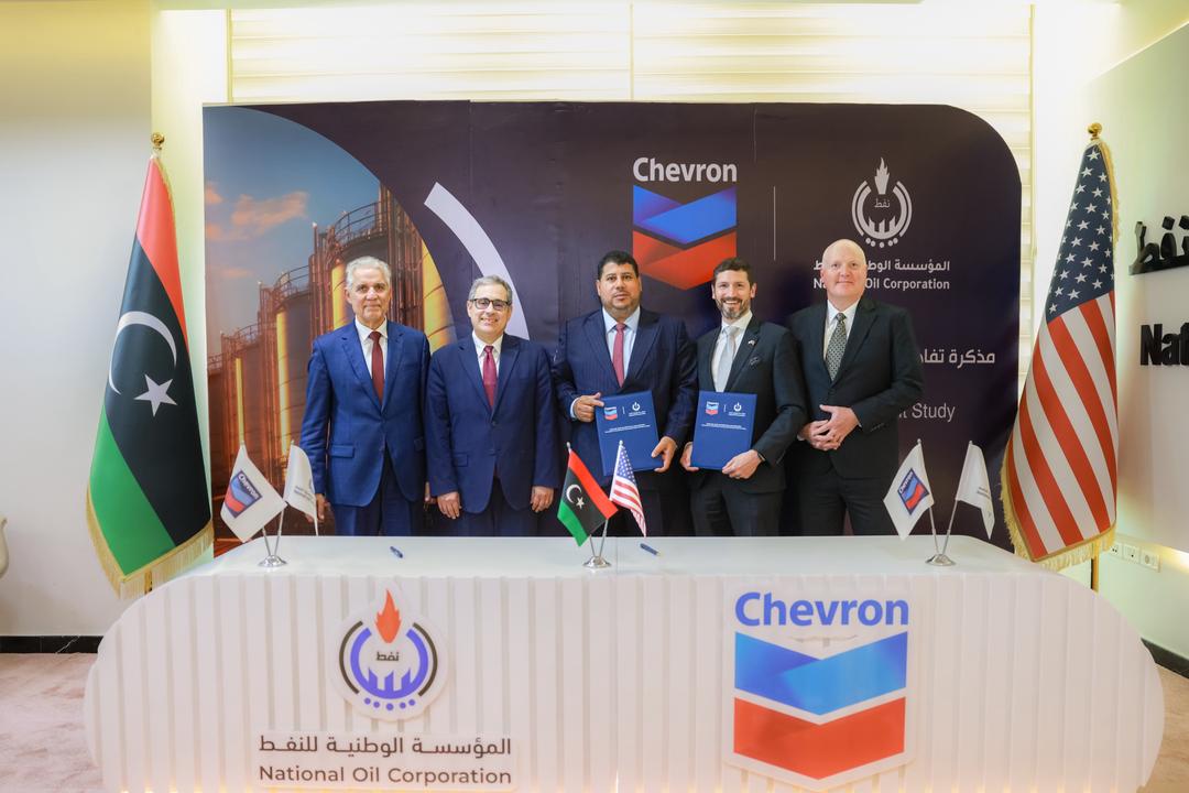 USEmbassyLibya's tweet image. Chargé d’Affaires Jeremy Berndt:  “Yesterday in #Tripoli, I was very pleased to join National Oil Corporation Chairman Engineer Masoud Suleman and representatives of Chevron as they signed an MoU to assess the potential of #Libya’s unconventional shale oil and gas resources.  The