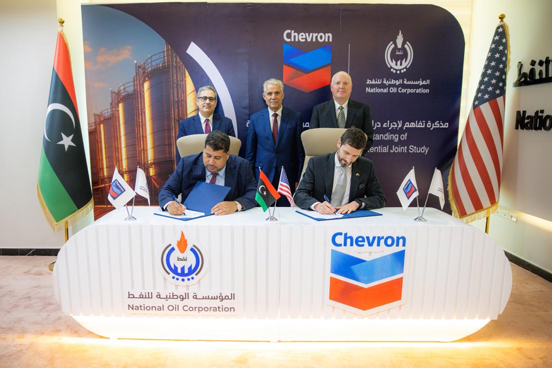 USEmbassyLibya's tweet image. Chargé d’Affaires Jeremy Berndt:  “Yesterday in #Tripoli, I was very pleased to join National Oil Corporation Chairman Engineer Masoud Suleman and representatives of Chevron as they signed an MoU to assess the potential of #Libya’s unconventional shale oil and gas resources.  The