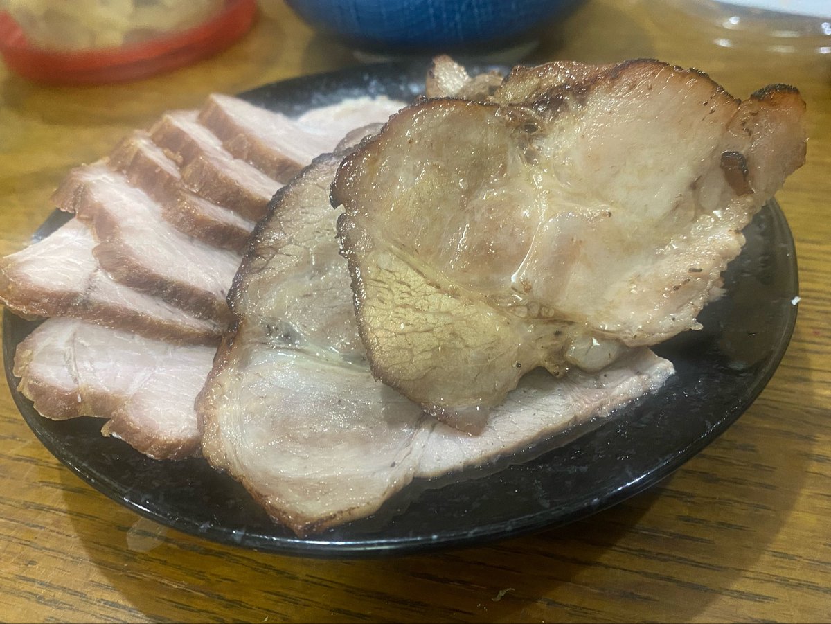明日ラーメンにしよ！ってつくったチャーシューがうますぎて味見ではおさまらなくなったので明日のチャーシューはまた今から作ります(？)
