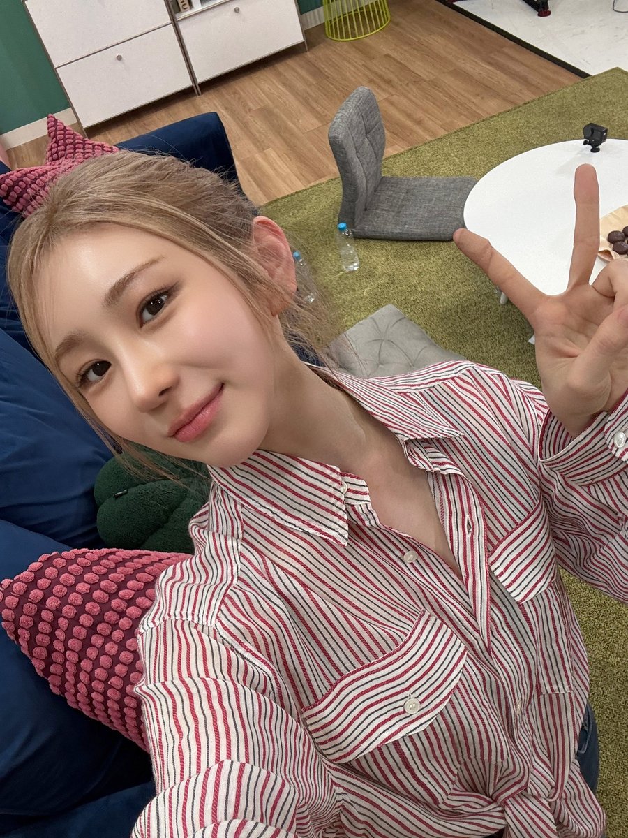 official_LCY's tweet photo. [📸]

#CHAEYEON_pic
└ 📸 #아무튼떠들러왔는데

수상할 정도로 토크에 진심인 채연이
귀여어💗 사랑스러어💗

#이채연 #LEECHAEYEON
#TILLIDIE #NTOTD #노티온플
#NoTearsOnTheDancefloor https://t.co/sITydeac8t
