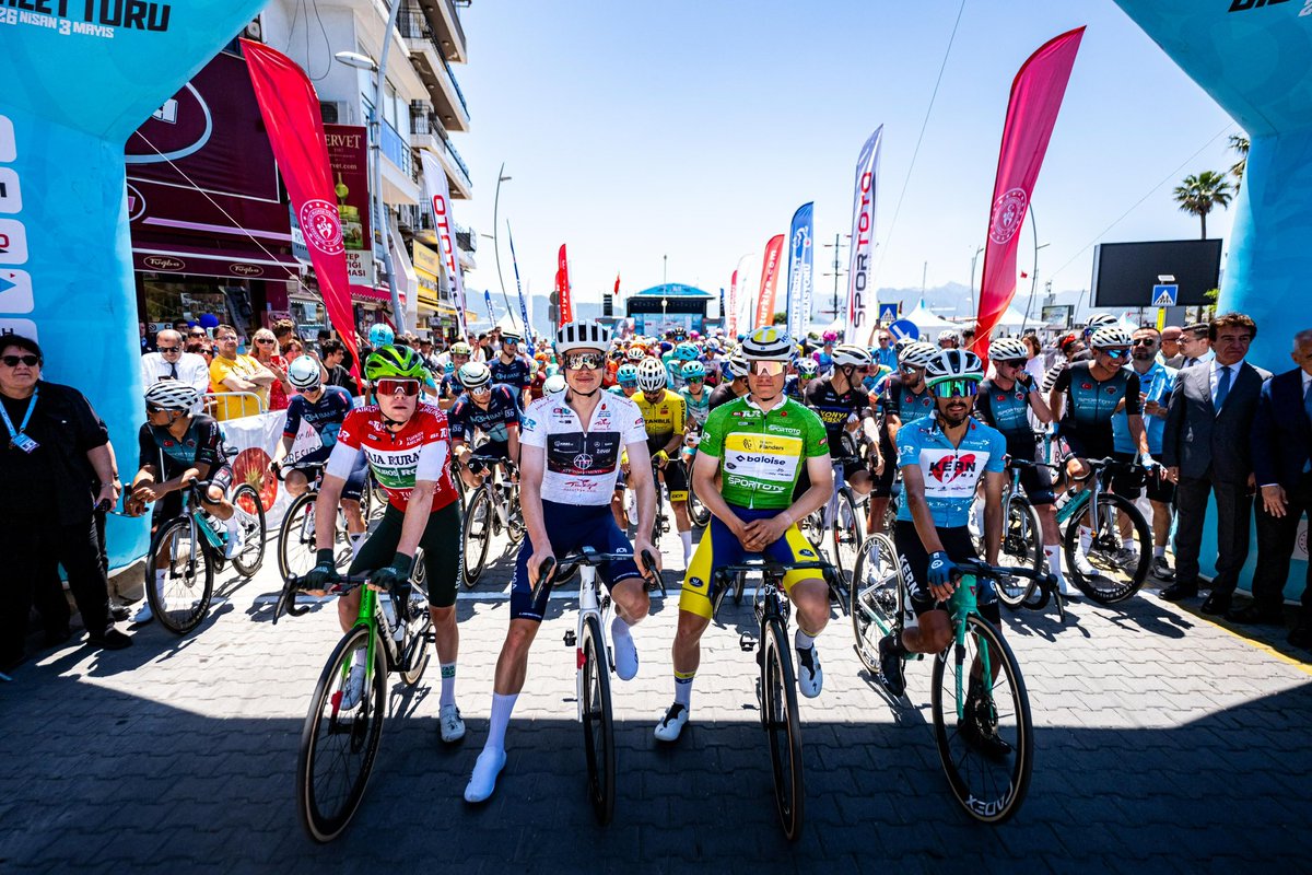trbisikletfed's tweet photo. 🚴‍♂️🇹🇷 61. Cumhurbaşkanlığı Türkiye Bisiklet Turu’nda Marmaris-Fethiye etabı başladı!

Peloton, Marmaris’ten start alarak Fethiye’ye uzanan zorlu parkurda pedal çeviriyor. Eşsiz manzaralar eşliğinde genel klasman mücadelesi tüm hızıyla sürüyor. 🏁🔥

#TUR2026 https://t.co/S1NXXyIZS0