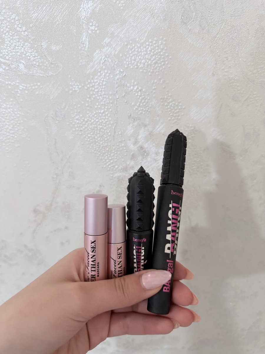 qaatnn's tweet photo. روز پنجم
بهترین ریملی که واقعا میتونید استفاده کنید ترکیب این دوتا ریمله، اول ریمل better than sex که یک ریمل حجم دهنده‌ست رو کامل به پایین مژه هاتون بزنید و بذارید ۳-۴ دقیقه بگذره و خشک بشه، بعد بدگال بنفیت رو به بالای مژه هاتون بزنید و از مژه‌های مشکی و شهشهانیتون لذت ببرید=) https://t.co/iSohBzh1zb
