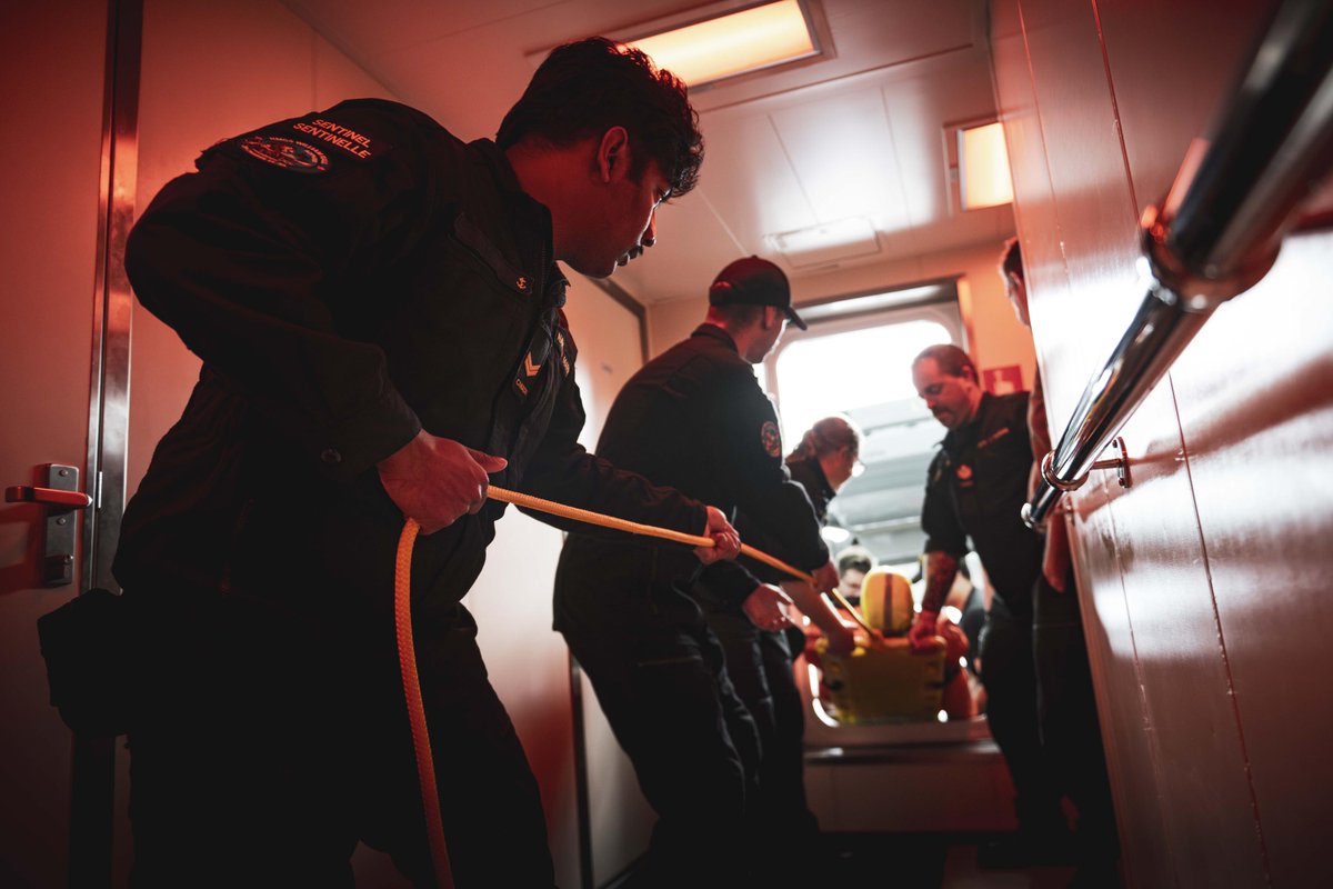 ReadyAyeReady's tweet image. Members of HMCS William Hall's Casualty Clearing Team (CCT) conduct proficiency training as the ship supports counter-narcotics patrols in the Caribbean Sea during Operation CARIBBE on 17 June 2025. Photo Credit: Canadian Armed Forces Imagery Technician #RCN #Photos #History