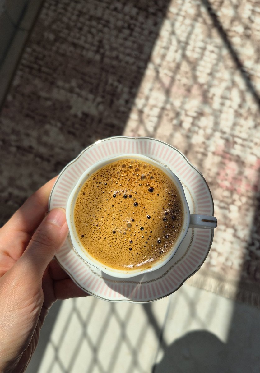 MisaliKahve's tweet photo. Tıp nereden bilsin temizlenmiş evin üzerine içilen kahvenin ruha iyi geldiğini. https://t.co/uUtB9XhAz0