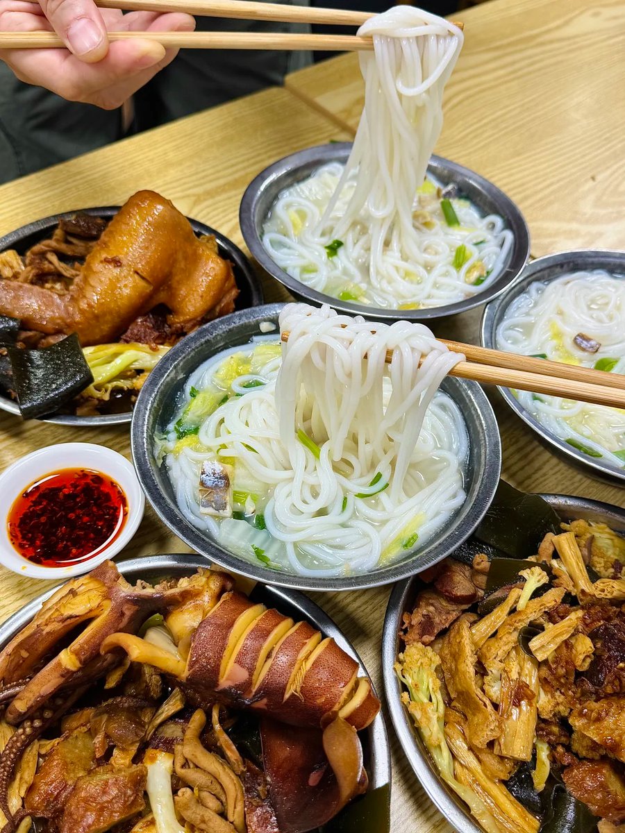 ABiteofFuzhou's tweet image. 😋Perfect pairing in Fuzhou: 🍜Rice noodles go perfectly with classic braised bites. 🥩Simply inseparable!✨
福州神仙绝配：粉干搭卤味，天生一对、缺一不可！
#FuzhouEats #RiceNoodles #ComfortFood #delicious #yummy #noodles #ChineseFood