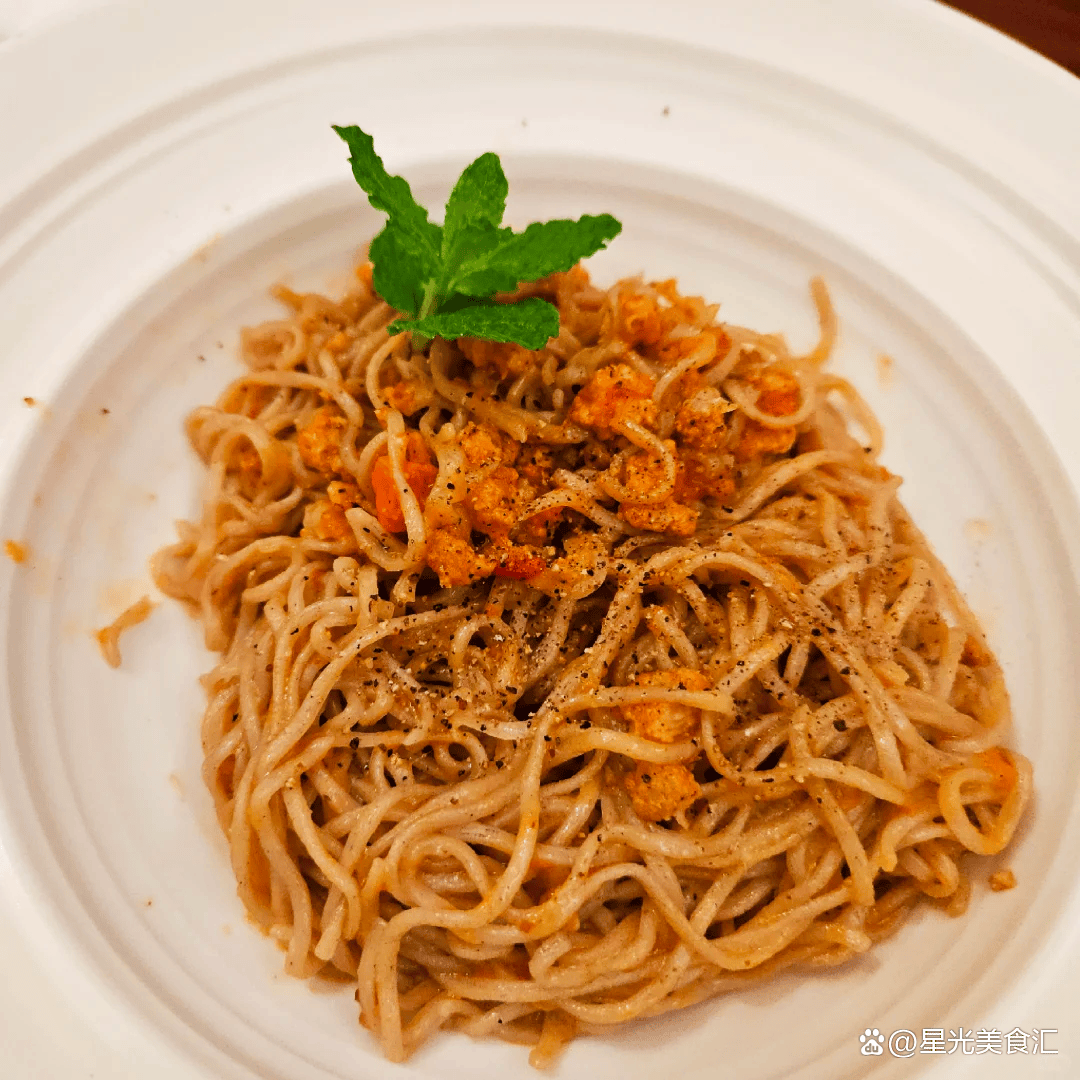 sanngdn's tweet image. 10-min Creamy Tomato Pasta!  Sauté garlic + cherry tomatoes, stir in heavy cream + pasta water, toss with al dente spaghetti. Top with parmesan + basil. Quick, cozy, delicious. #HomemadeComfortFood #EasyRecipes