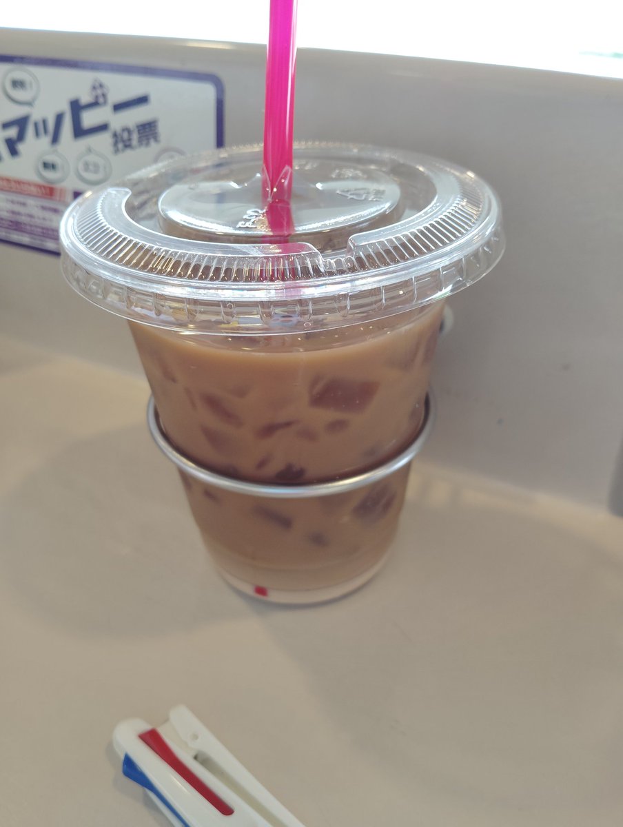 naobe_0820's tweet image. 席に戻ってのお三時。
JOYさんのドーナツとアイスコーヒーを、召す‼️
#JOY
#東京競馬場
#召す