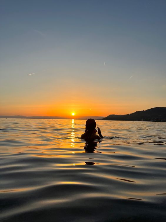 nadarraskin's tweet photo. The most effective weight loss hack is sunning your stomach and swimming in the sea. https://t.co/Y4SmEiGIdT
