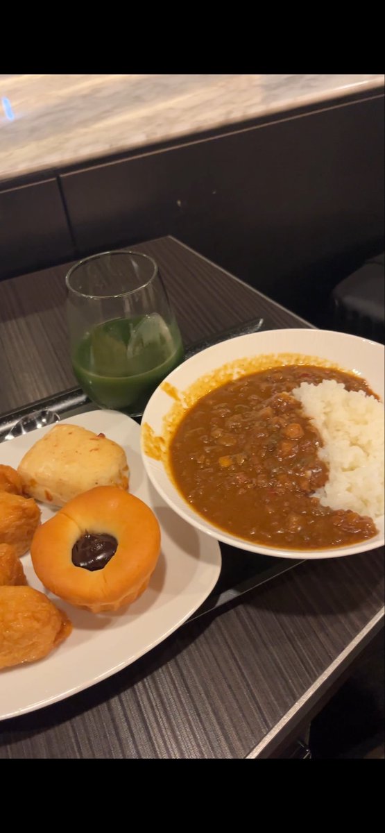 upgradefight's tweet photo. 国内線ANA SUITE LOUNGEに
カレーあるやないかいっ！
ばっきゃろう。うまい。 https://t.co/sDmAFA7Wul