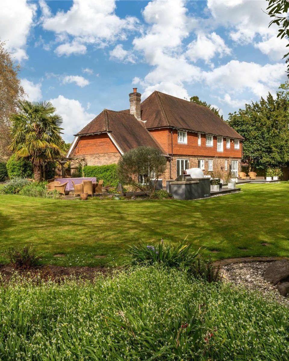 JSDorking's tweet image. New listing
Old Road, #Buckland, #Betchworth, #Surrey
Guide price £2,350,000

An exceptional detached family home of superb quality, set within private south-facing grounds of approximately ¾ of an acre, in the heart of Buckland.

jackson-stops.co.uk/properties/216…

#bucklandpropertyforsale