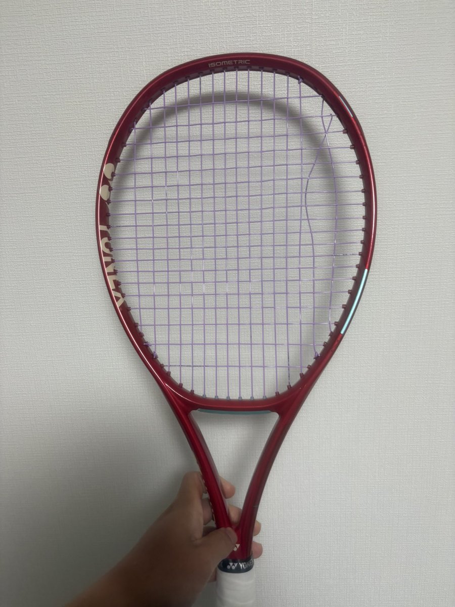 MyStringer's tweet photo. ブイコアでここ切れちゃう方いますか？
二度とも真ん中で打ってた時に急に切れたらしく…
今の所、予備の2本は切れてないみたいなので助かってますが張り方なのかラケットなのかガットなのか原因が分かれば対処したいです。
ちなみにレブです。 https://t.co/LG9igpH80Q