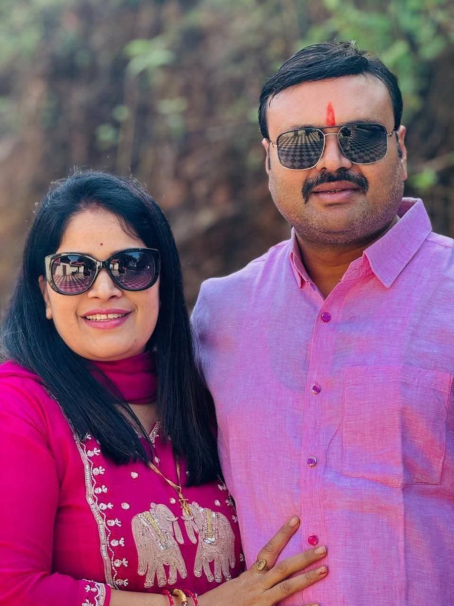 जबलपुर उत्तर मध्य विधानसभा के लोकप्रिय विधायक बड़े भैया #डॉ_अभिलाष_पांडे_जी एवं #कीर्ति_भाभी_जी को विवाह वर्षगांठ की शुभकामनाएं।
आपका दाम्पत्य जीवन सुखद सुखमय हो।
भैया नर्मदा का आशीर्वाद सदैव आप पर बना रहे।
आप ऐसे ही हमेशा मुस्कुराते रहे प्रभु श्रीराम से यही प्रार्थना करता हूं।