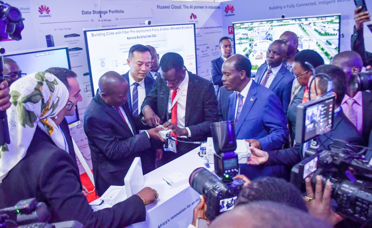 KoweroSangra's tweet image. “Uniting Africa's Innovation for an Inclusive Digital Market” in action at the Connected Africa Summit.

Honoured to showcase Huawei solutions guiding a live FTTR setup and simplifying complex tech. Great engagement.

#ConnectedAfricaSummit #Huawei #DigitalTransformation