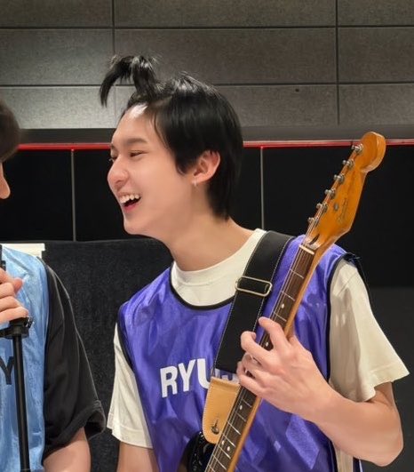 imfebboo's tweet photo. พี่มือกีต้ากับรุ่นน้องตุวจิ๋ว

#ryujinpatji ; #ริวจินแพทจิ https://t.co/KZuSCROKd3
