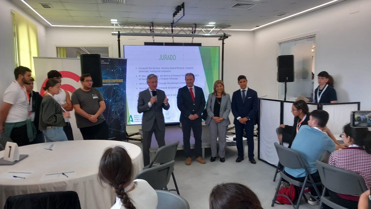 cadesevilla's tweet image. Nos acompañan en la 'Feria Provincial de Formación Profesional y Empresa de La Campiña' el Sr. Alcade del @Arahalcomunica y el Sr. @ArauzRivero DT de Desarrollo Educativo.

💼Empresas, centros educativos, networking, talleres y mucho ➕

📍Arahal #Hackathon
@aemprende @EducaAnd