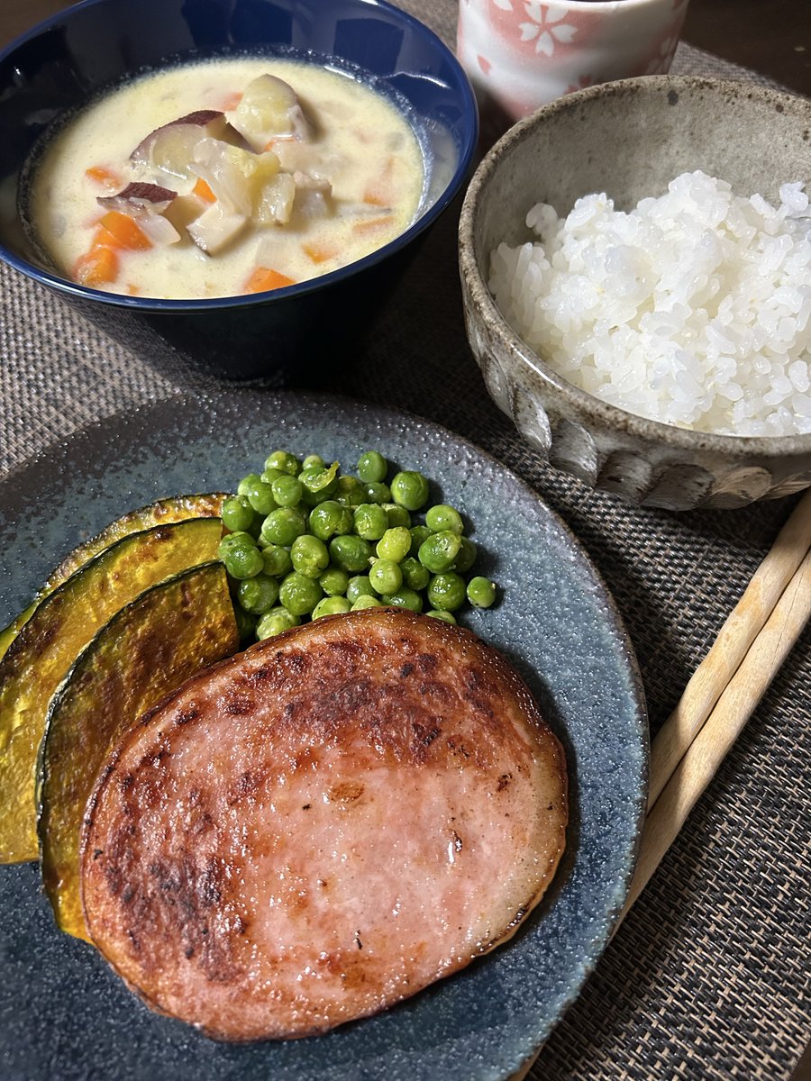 yokochin153604's tweet image. Good evening friends.

I served the main dish on the plate I bought today.

Today’s dinner
“Ham steak”
“Stir Fried pumpkin &amp;amp; peas”
“Soy milk soup”

#japanesefood 
#homecooking