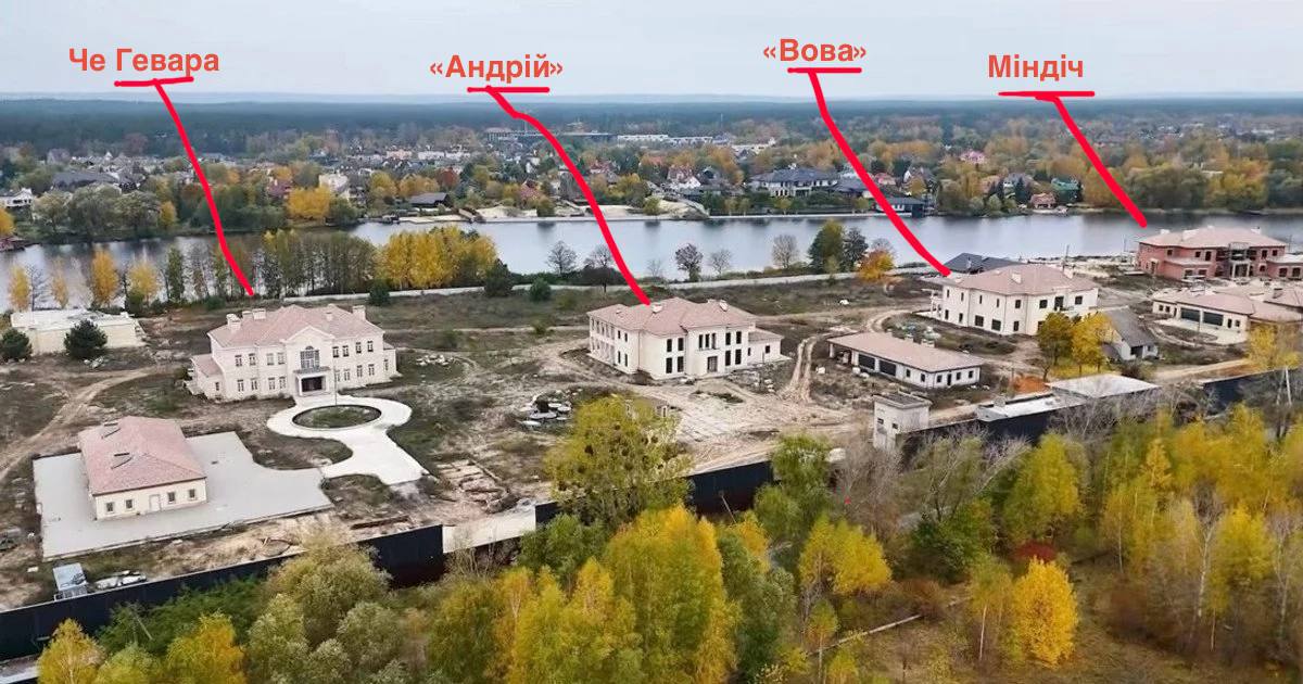 На фото будинки кооперативу «Династія», які можуть належати Міндічу, Чернишову, Єрмаку та, ймовірно, Зеленському.
Народний депутат Ярослав Желізняк доповнив підписи над будинками елітного комплексу після публікації УП нових плівок.<<
