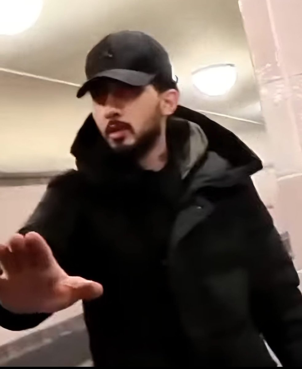 Vorsicht liebe Berliner ! 

Dieser Mann spricht im Großraum Neukölln andere Personen z.B. auf eine Zigarette an. 
Er nutzt die Gelegenheit den Personen Pfefferspray ins Gesicht zu sprühen, um sie dann zu beklauen. 
Foto : U-Bhf Boddinstraße
#Berlin
<a href="/polizeiberlin/">Polizei Berlin</a>