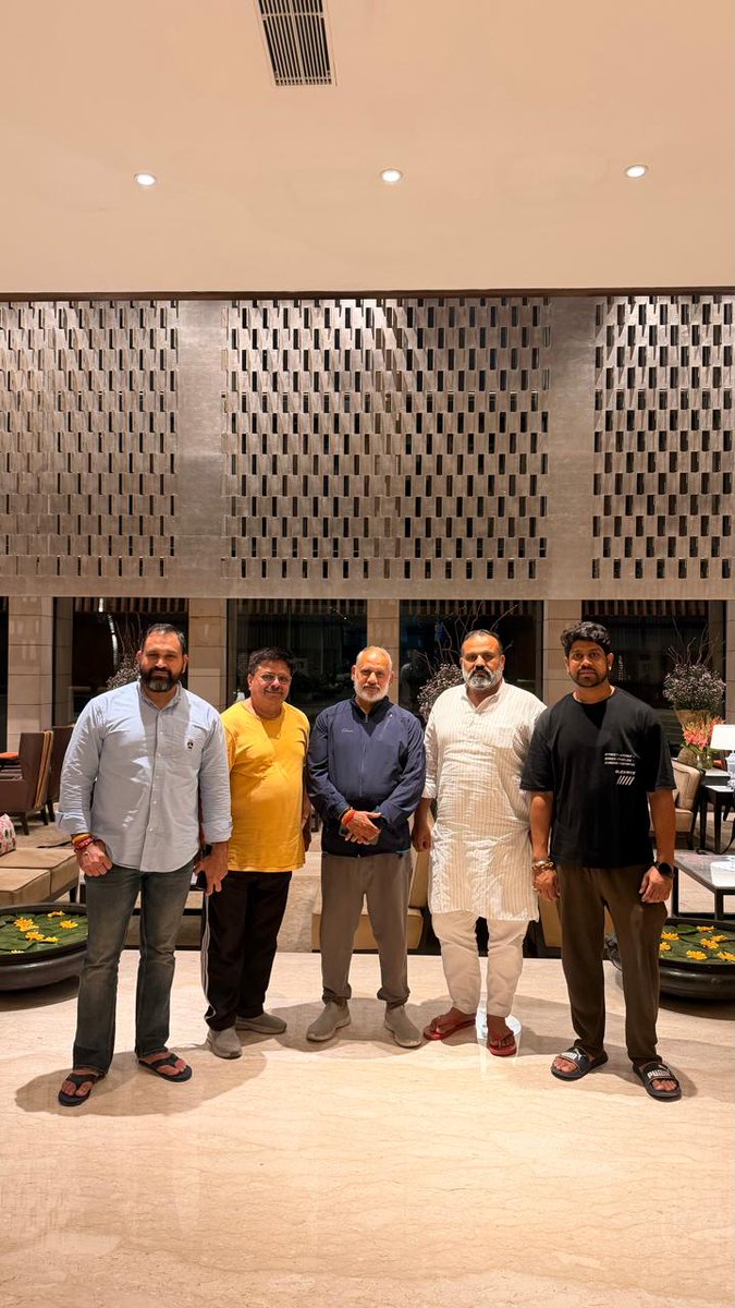 JPBhaiBJP's tweet image. पश्चिम बंगाल चुनाव 2026 के प्रचार समाप्ति के बाद अंतिम दिन की तैयारियों को लेकर अपनी टोली के साथ बैठकर विस्तार से विचार-विमर्श किया।

शाम को साथियों के साथ बैठकर 
आत्मीय माहौल में दूध का आनंद लिया।

#WestBengalElections2026 #TeamWork #Strategy #Campaign #Togetherness #JaiPrakash