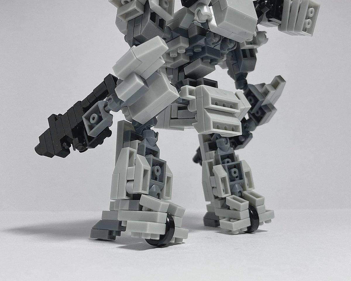 Rom_ROBObuilder's tweet photo. #プチブロック春のタイヤ祭り 
ROMMEL INDUSTRYも参戦させていただきます🖐️

え？？？いつも通りのACビルドに見えるって？？
移動方法はちゃんとヴァンツァー式(?)足裏タイヤでござんすよ😌

本体8cm、全高10.5cm、手乗りサイズです。

#プチブロック https://t.co/QGp3JQzcvn