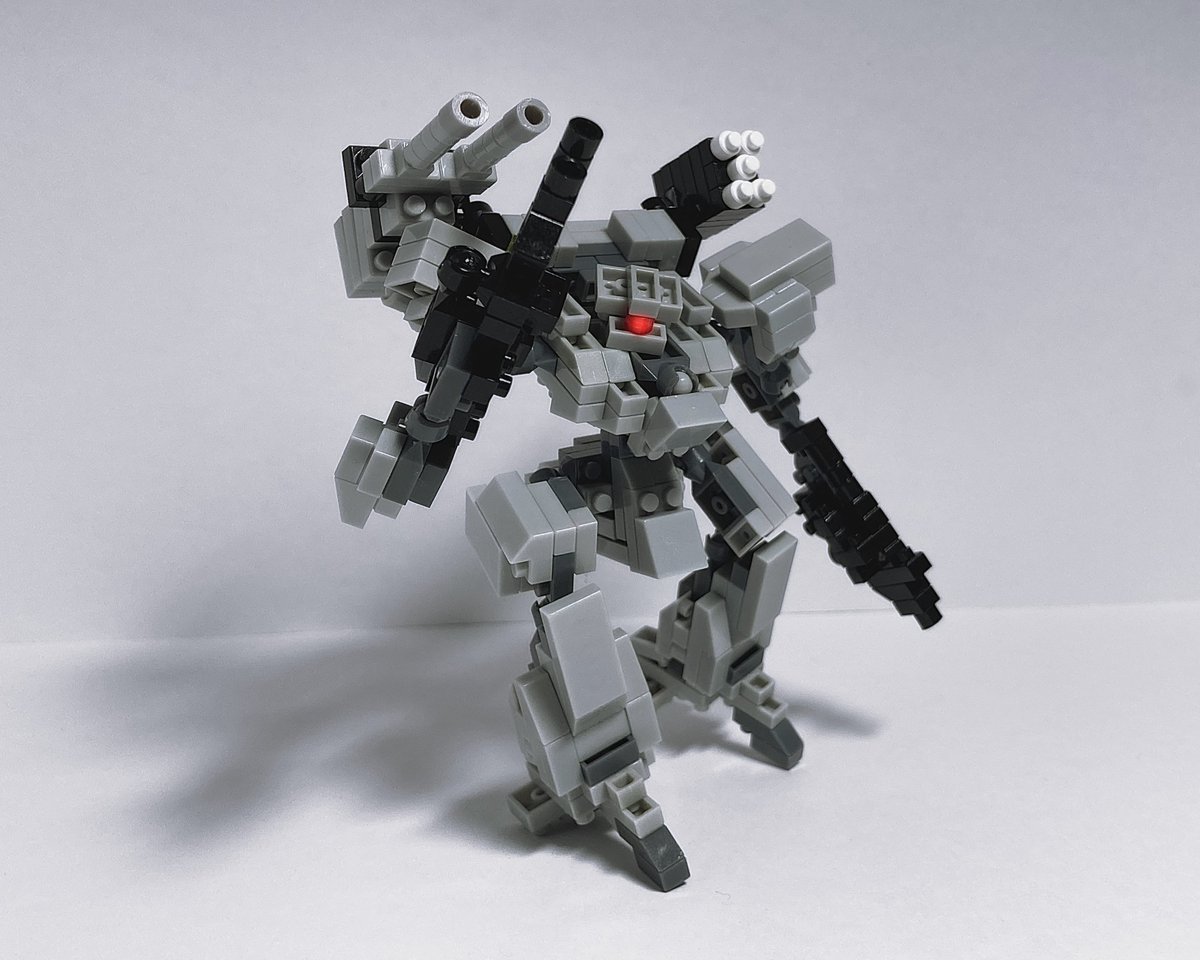 Rom_ROBObuilder's tweet photo. #プチブロック春のタイヤ祭り 
ROMMEL INDUSTRYも参戦させていただきます🖐️

え？？？いつも通りのACビルドに見えるって？？
移動方法はちゃんとヴァンツァー式(?)足裏タイヤでござんすよ😌

本体8cm、全高10.5cm、手乗りサイズです。

#プチブロック https://t.co/QGp3JQzcvn