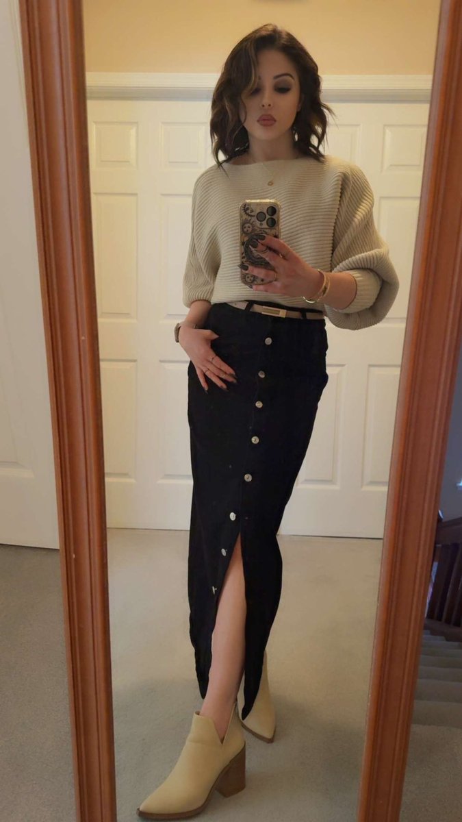 EricaLynn1549's tweet image. It’s been the #vibe lately. 🤠
•
•
•
#ootd #fashion #officewear #weartowork