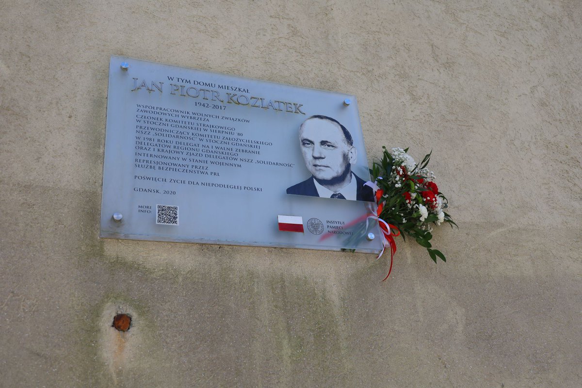 IPNGdansk's tweet photo. 🇵🇱 48. rocznica powstania WZZ Wybrzeża. Pracownicy #IPNGdańsk – Karolina Dąbrowska i Marcin Adamiak – oddali hołd bohaterom, składając kwiaty 🌹 pod tablicami działaczy oraz pod tablicą Anny Walentynowicz. 🕯️ Cześć Ich Pamięci #WZZ #Solidarność https://t.co/6CLfTW5Vtk