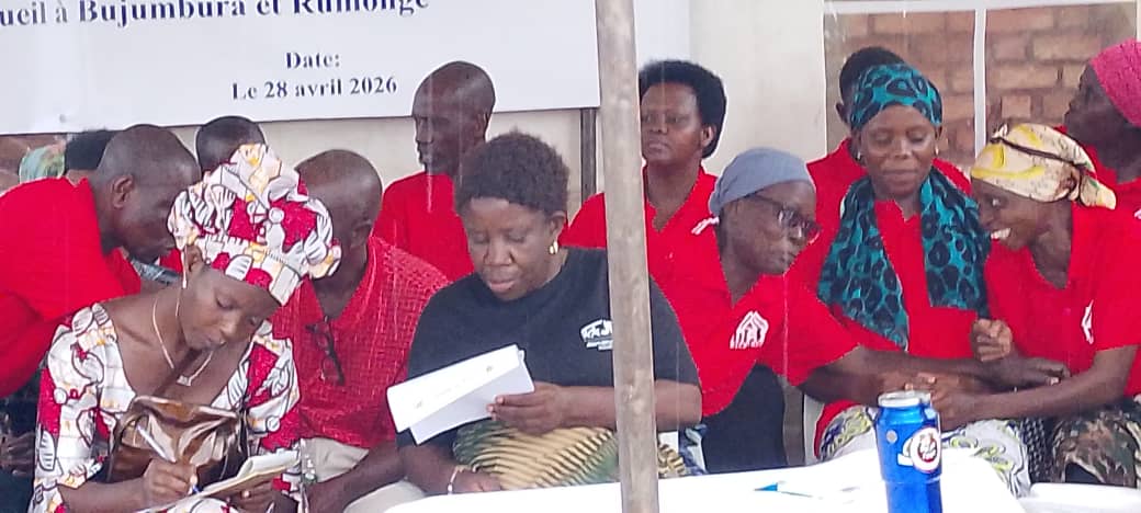 MagazineJimbere's tweet photo. 🎁 La cohabitation entre les réfugiés urbains congolais de #Buringa, dans la commune #Mpanda de la province Bujumbura, et certains habitants de cette localité a permis à l’ONG onusienne @ONUFemmes d’appuyer leur association ce 28 Avril 2026
👥 Certains de ces réfugiés urbains congolais vivent depuis plus de deux ans dans la localité de Buringa. Ils affirment qu’après avoir uni leurs efforts à travers des cotisations, ils se sont solidarisés avec vingt habitants locaux et ont créé une association de 50 personnes
🎯 Les membres de cette association indiquent qu’ils ont ensuite obtenu un terrain d’un hectare qu’ils exploitent pour la culture du riz, précisant que cette activité leur permet de subvenir aux besoins de leurs familles
📌 À cette occasion, l’ONG ONU Femmes a assisté cette association en leur octroyant une machine décortiqueuse, une balance d’une capacité de plus de 150 kg, deux autres balances de petite capacité, des houes, des coupe-coupe, des bâches, entre autres équipements
🚂 Malgré cette assistance, les bénéficiaires demandent une machine décortiqueuse fonctionnant au mazout, une dynamo de grande puissance ainsi qu’un groupe électrogène pouvant faire fonctionner la décortiqueuse en l’absence d’électricité de la @Regideso_bdi
🗣️La représentante de l’ONG ONU Femmes ainsi que celle du @Le_HCR ont exhorté les membres de cette association burundo-congolaise à maintenir leur solidarité et à entretenir le matériel reçu
#Burundi