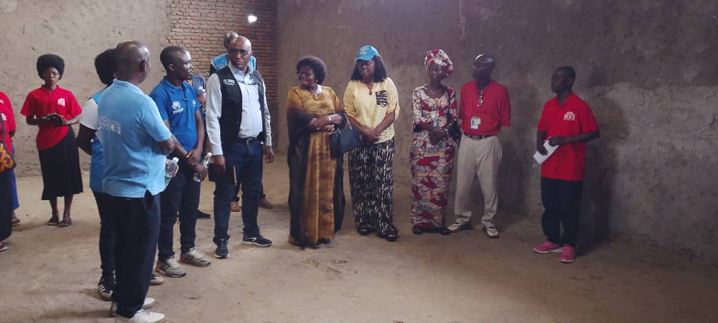 MagazineJimbere's tweet photo. 🎁 La cohabitation entre les réfugiés urbains congolais de #Buringa, dans la commune #Mpanda de la province Bujumbura, et certains habitants de cette localité a permis à l’ONG onusienne @ONUFemmes d’appuyer leur association ce 28 Avril 2026
👥 Certains de ces réfugiés urbains congolais vivent depuis plus de deux ans dans la localité de Buringa. Ils affirment qu’après avoir uni leurs efforts à travers des cotisations, ils se sont solidarisés avec vingt habitants locaux et ont créé une association de 50 personnes
🎯 Les membres de cette association indiquent qu’ils ont ensuite obtenu un terrain d’un hectare qu’ils exploitent pour la culture du riz, précisant que cette activité leur permet de subvenir aux besoins de leurs familles
📌 À cette occasion, l’ONG ONU Femmes a assisté cette association en leur octroyant une machine décortiqueuse, une balance d’une capacité de plus de 150 kg, deux autres balances de petite capacité, des houes, des coupe-coupe, des bâches, entre autres équipements
🚂 Malgré cette assistance, les bénéficiaires demandent une machine décortiqueuse fonctionnant au mazout, une dynamo de grande puissance ainsi qu’un groupe électrogène pouvant faire fonctionner la décortiqueuse en l’absence d’électricité de la @Regideso_bdi
🗣️La représentante de l’ONG ONU Femmes ainsi que celle du @Le_HCR ont exhorté les membres de cette association burundo-congolaise à maintenir leur solidarité et à entretenir le matériel reçu
#Burundi