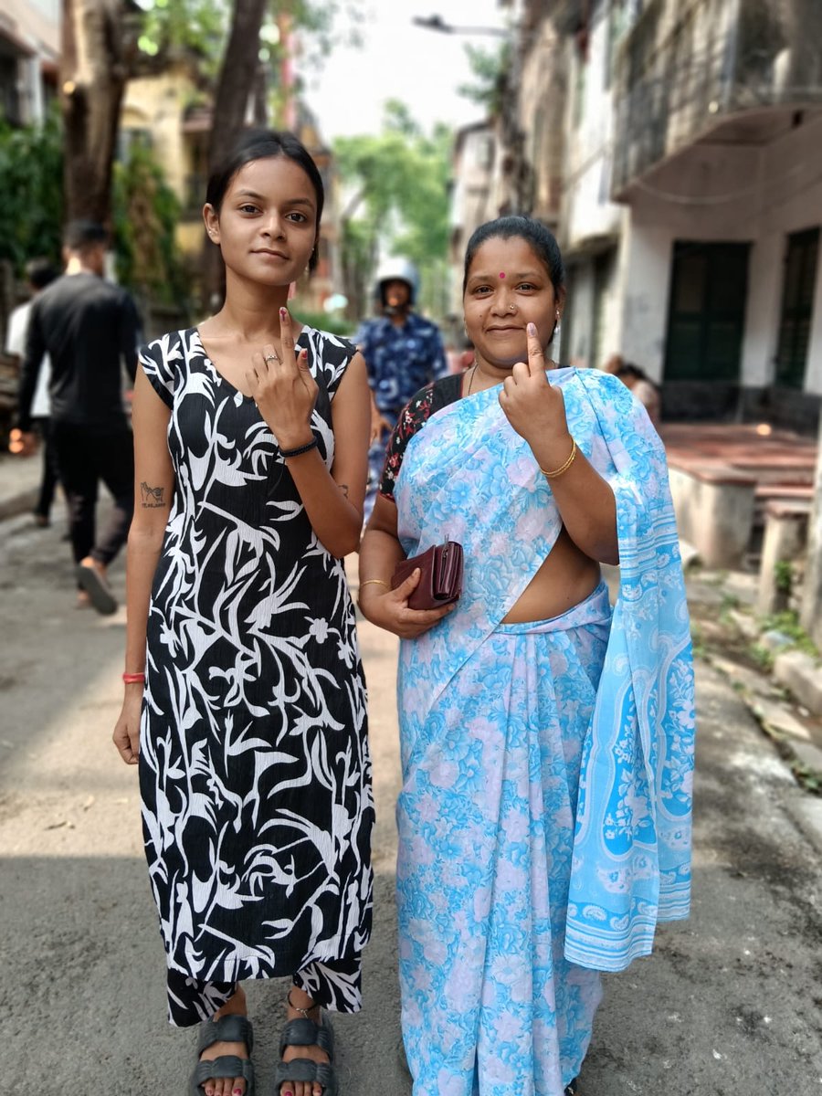CEOWestBengal's tweet image. ভোটের পর্ব ,পশ্চিমবঙ্গের গর্ব  ✨
Mark of Pride! 

Electors proudly showcasing their inked finger after casting their vote at 159 Bhabanipur Assembly Constituency under DEO Kolkata South district of Kolkata South district, West Bengal.
#WBLA2026 #Phase2
@ECISVEEP
@SpokespersonECI