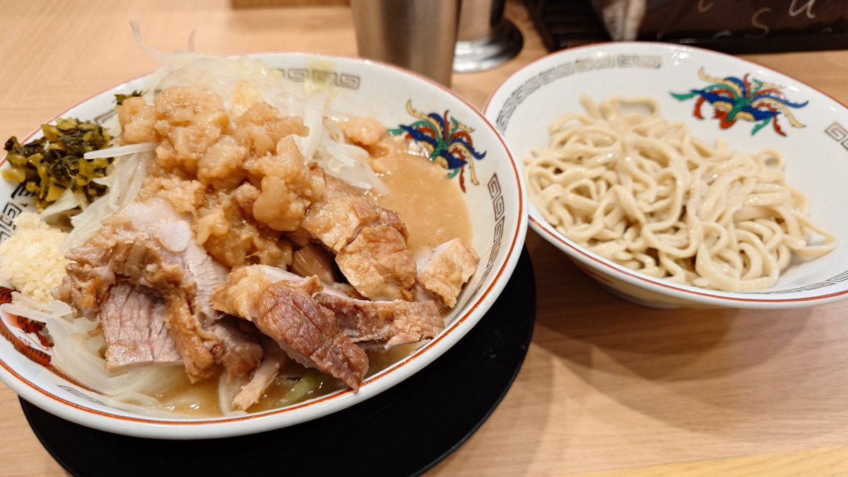 nigera_men's tweet photo. 豚山
ミニつけ麺 少しﾔｻｲﾏｼﾏｼｱﾌ��ﾗｱﾚ

昨日食べてきました〜
ミニにしたけど腹パン！
豚がガッチリで食べ応えが最高
お酢とホワイトペッパーで味変👍
ご馳走様でしたｺ(人 'ч'｡)
 #豚山  #つけ麺 https://t.co/YuwU5o20Sg