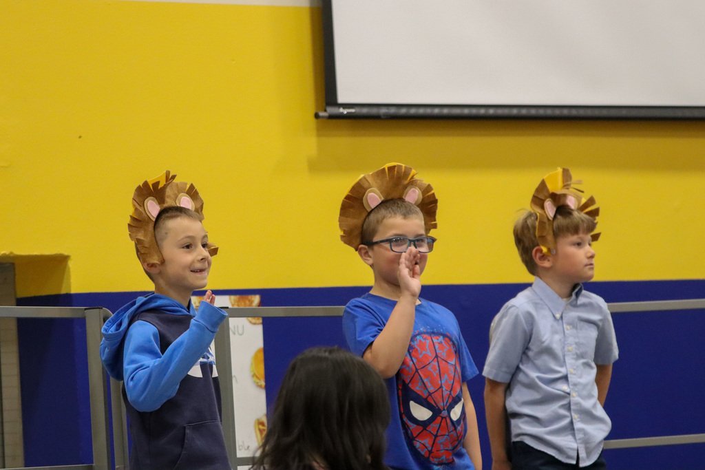 AberdeenMME's tweet photo. Students brought the beautiful music of Broadway to Mike Miller Elementary on Tuesday for spring program day!  🎶🎵

Great job, Golden Eagles! 

More photos: https://t.co/c7BEiVzUWE  

#GoEagles #AberdeenPublicSchools 💙🦅💛 https://t.co/AXCe85thYB