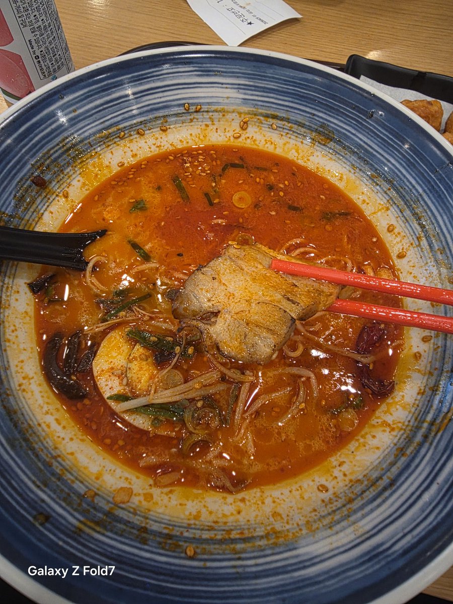 yonagi39's tweet photo. No way they be putting 回鍋肉 in 豚骨ラーメン in Korea https://t.co/kjrplEP0I0