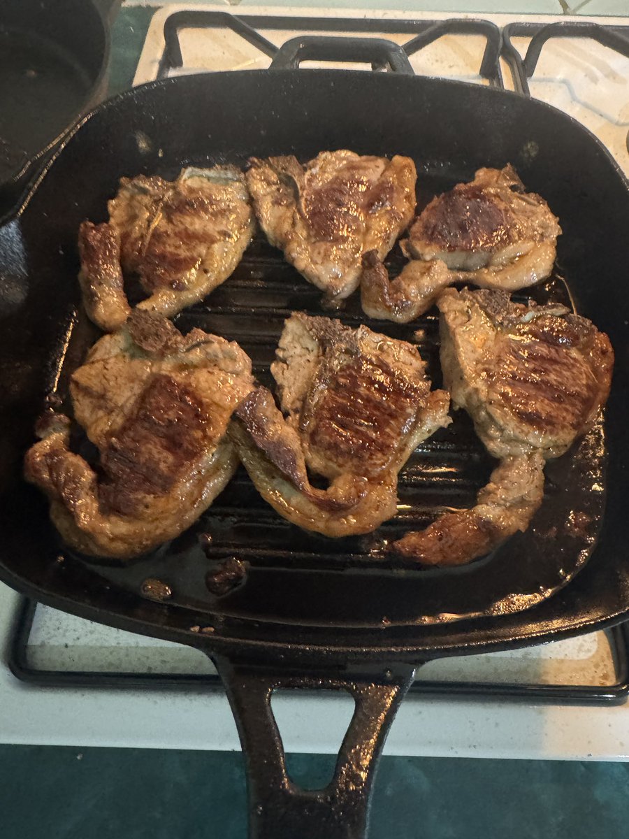 Shaunyaus's tweet image. Wanted to get infront off the bbq tonight, but it’s just a tad too chilly outside, so cast iron cooking it is!!!

#lambloinchops
#batchelorfeed
#winning
#MasterChefAU