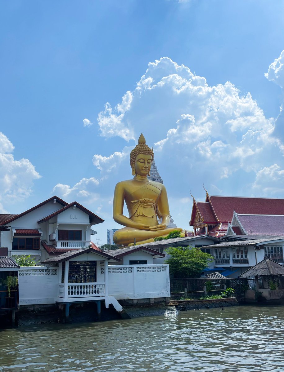 calmgenno's tweet image. A moment of peace with Wat Paknam Phasi Charoen in view. 😍🙏✨
.
.
.
.
.
.
.
.
.
.
#BKK #Thailand #Travel #Bangkok #WatPaknam