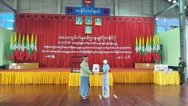 MoeSatKhinn's tweet image. 🚨Coming Back to Legal Fold: On April 29, 4 #KIA #PDF members surrendered to ROC (#Tanai) with 3 firearms. They received a warm welcome, 20.9 million Kyats in rewards/support, &amp;amp; supplies before being reunited with their families. 
#WhatsHappeningInMyanmar 
#Kachin #Reintegration