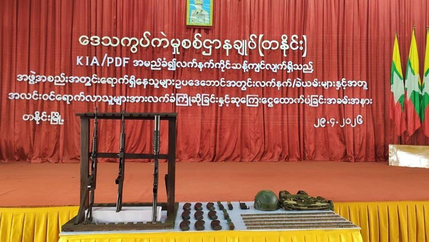 MoeSatKhinn's tweet image. 🚨Coming Back to Legal Fold: On April 29, 4 #KIA #PDF members surrendered to ROC (#Tanai) with 3 firearms. They received a warm welcome, 20.9 million Kyats in rewards/support, &amp;amp; supplies before being reunited with their families. 
#WhatsHappeningInMyanmar 
#Kachin #Reintegration