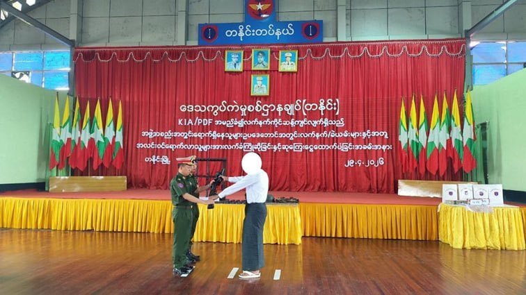 MoeSatKhinn's tweet image. 🚨Coming Back to Legal Fold: On April 29, 4 #KIA #PDF members surrendered to ROC (#Tanai) with 3 firearms. They received a warm welcome, 20.9 million Kyats in rewards/support, &amp;amp; supplies before being reunited with their families. 
#WhatsHappeningInMyanmar 
#Kachin #Reintegration