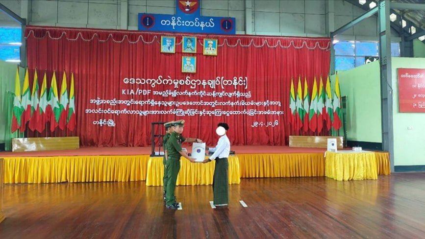 MoeSatKhinn's tweet image. 🚨Coming Back to Legal Fold: On April 29, 4 #KIA #PDF members surrendered to ROC (#Tanai) with 3 firearms. They received a warm welcome, 20.9 million Kyats in rewards/support, &amp;amp; supplies before being reunited with their families. 
#WhatsHappeningInMyanmar 
#Kachin #Reintegration
