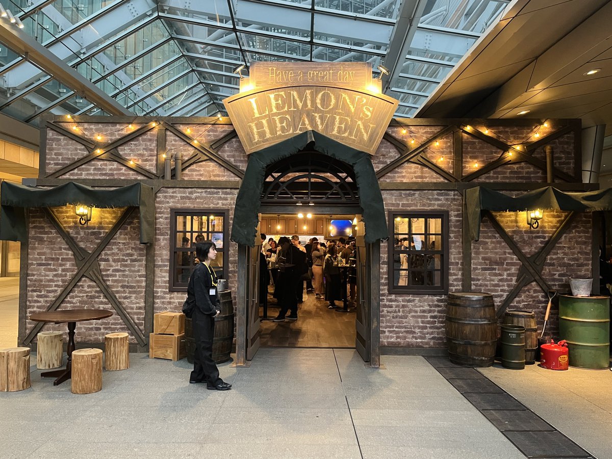 Some cool details from the FF7R collab “Lemon’s Heaven” bar: 👀 - Hand ...