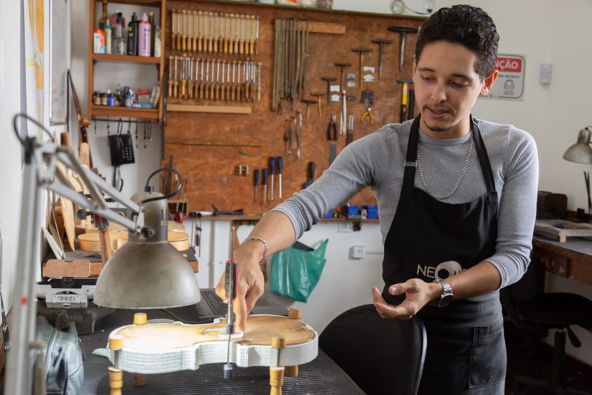 pnud's tweet photo. 🇧🇷 Marcelo tenía 15 años cuando se unió a @NEOJIBA como cantante de coro en Salvador, Brasil.

🎻 Hoy dirige su propio taller de lutería, donde repara instrumentos para su comunidad.

🎶 Mira cómo la música abre caminos hacia la inclusión social: https://t.co/yijUAdVnT1 https://t.co/KfStCOmj2j