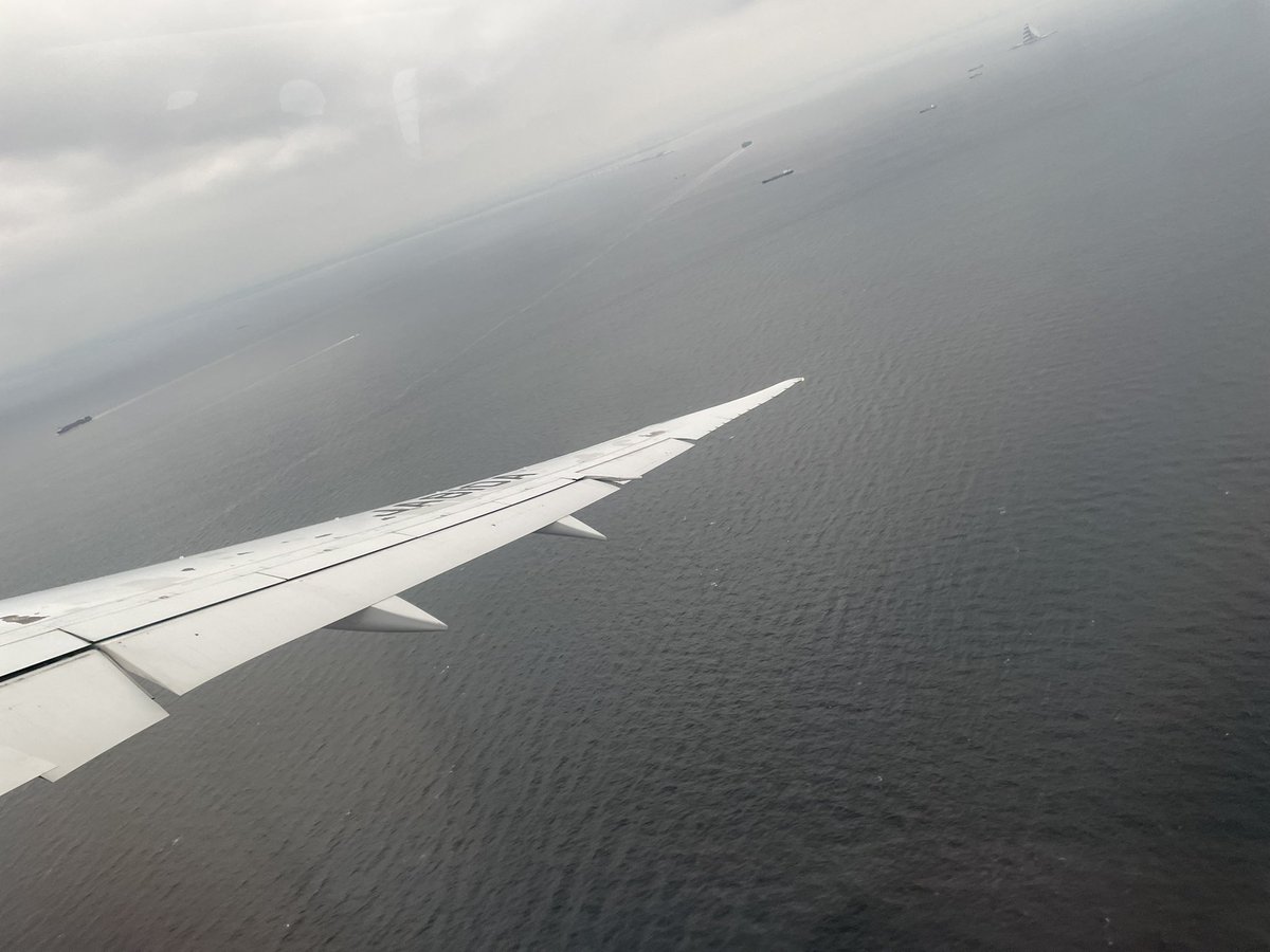 Tomo_Mrk3B01's tweet image. Already arrived at Fukuoka Airport! 
It was nice flight, a bit cloudy outside so that I couldn’t see great flight views through the window though😅
#twinglish #travel #Fukuoka